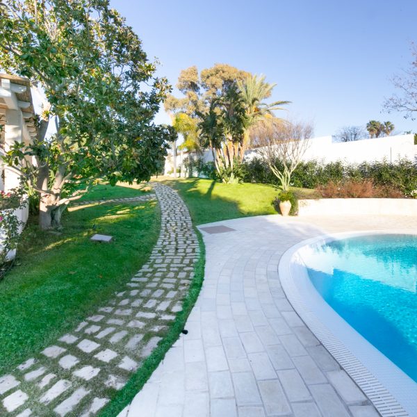Giardino esterno Villa a Marina di Ragusa con piscina e solarium affitto