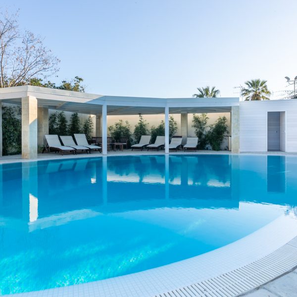 Interno della piscina della Villa di Marina di Ragusa - Solarium e docce all'esterno